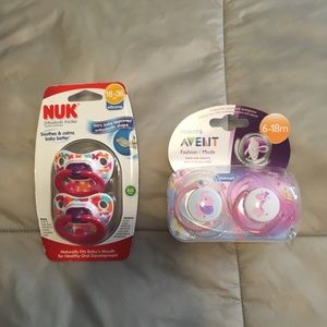 2 packs of baby pacifiers (4)
